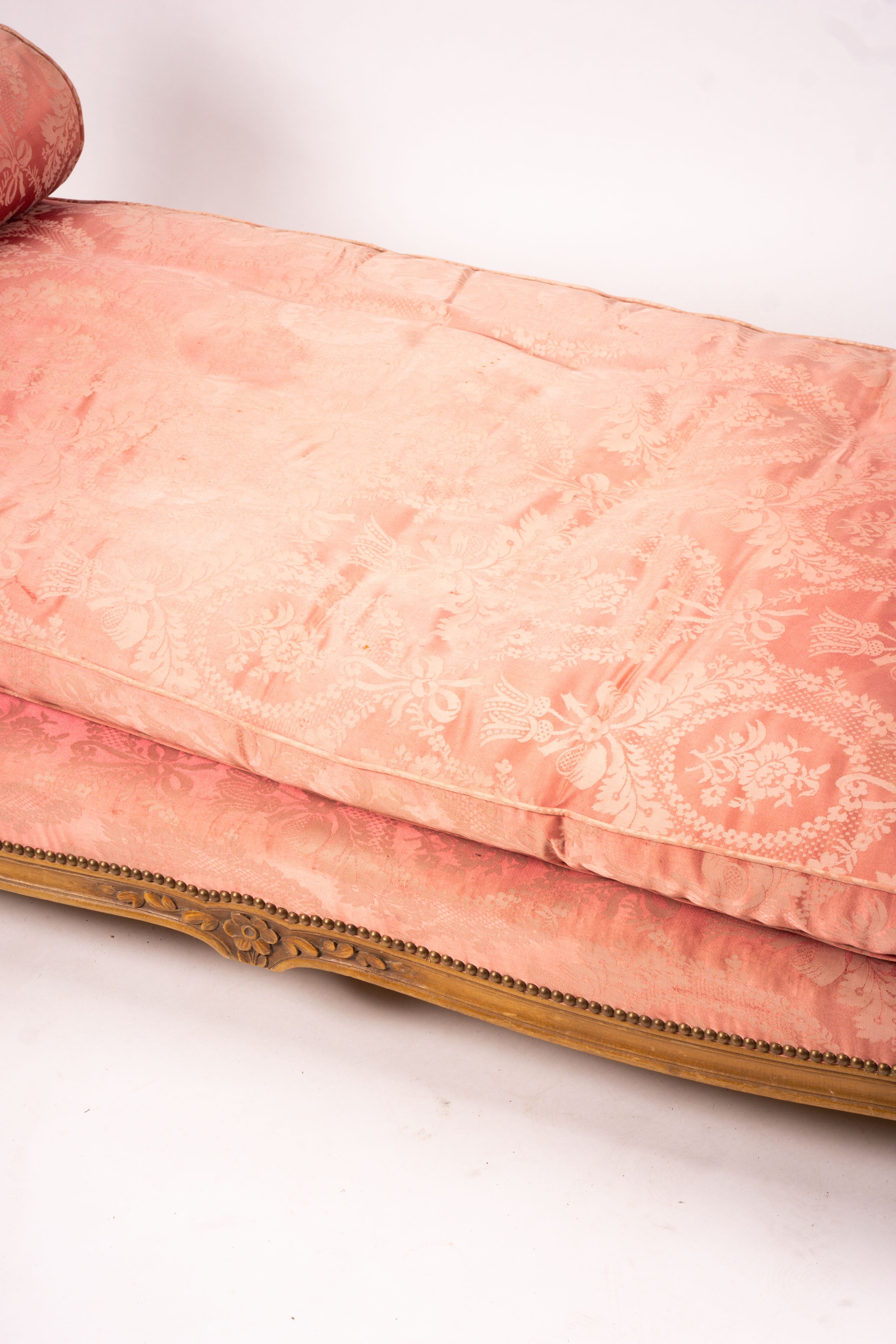 An early 20th century French carved beech daybed, length 174cm, depth 80cm, height 88cm